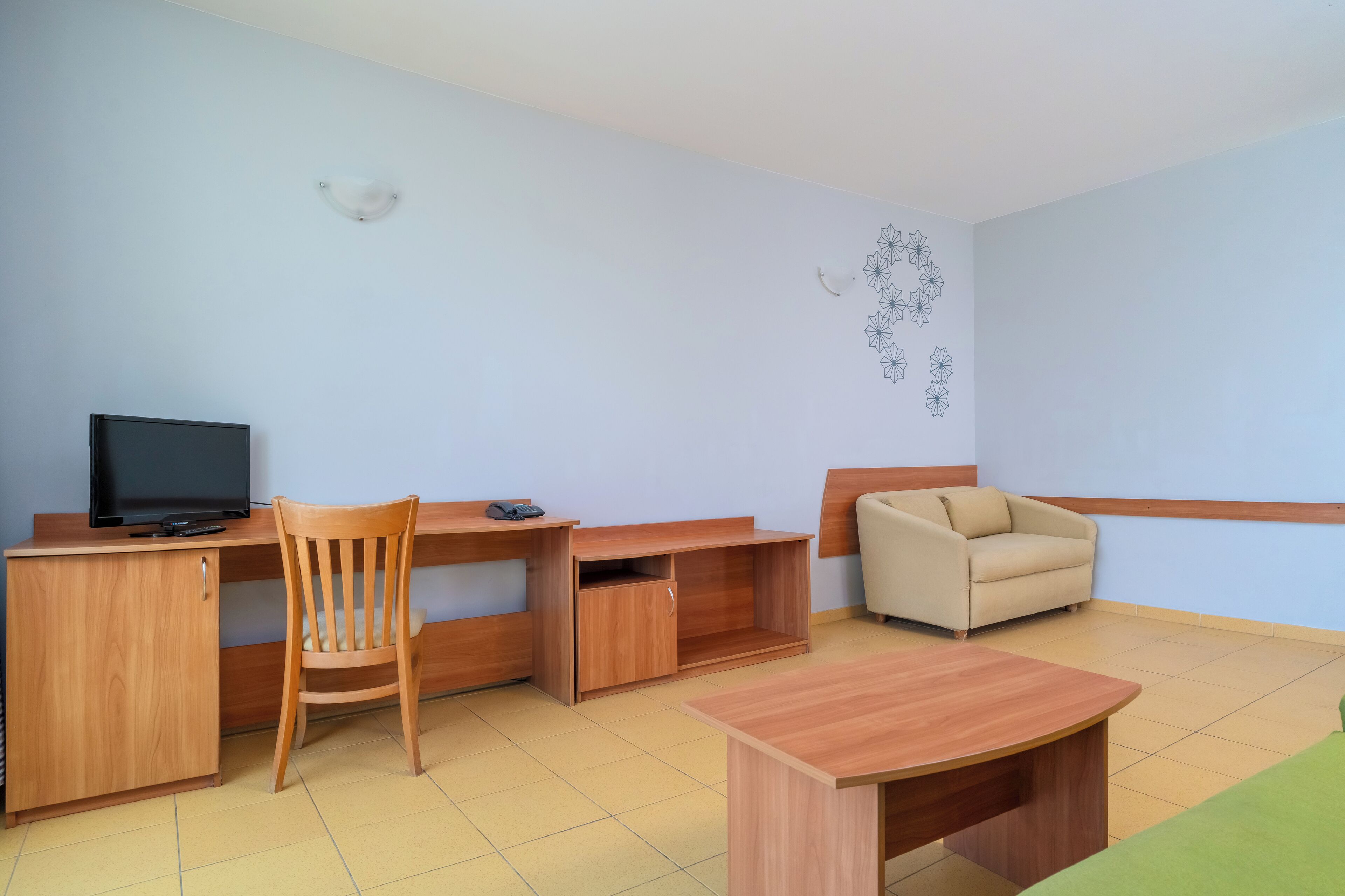 suite | living area | flat-screen tv