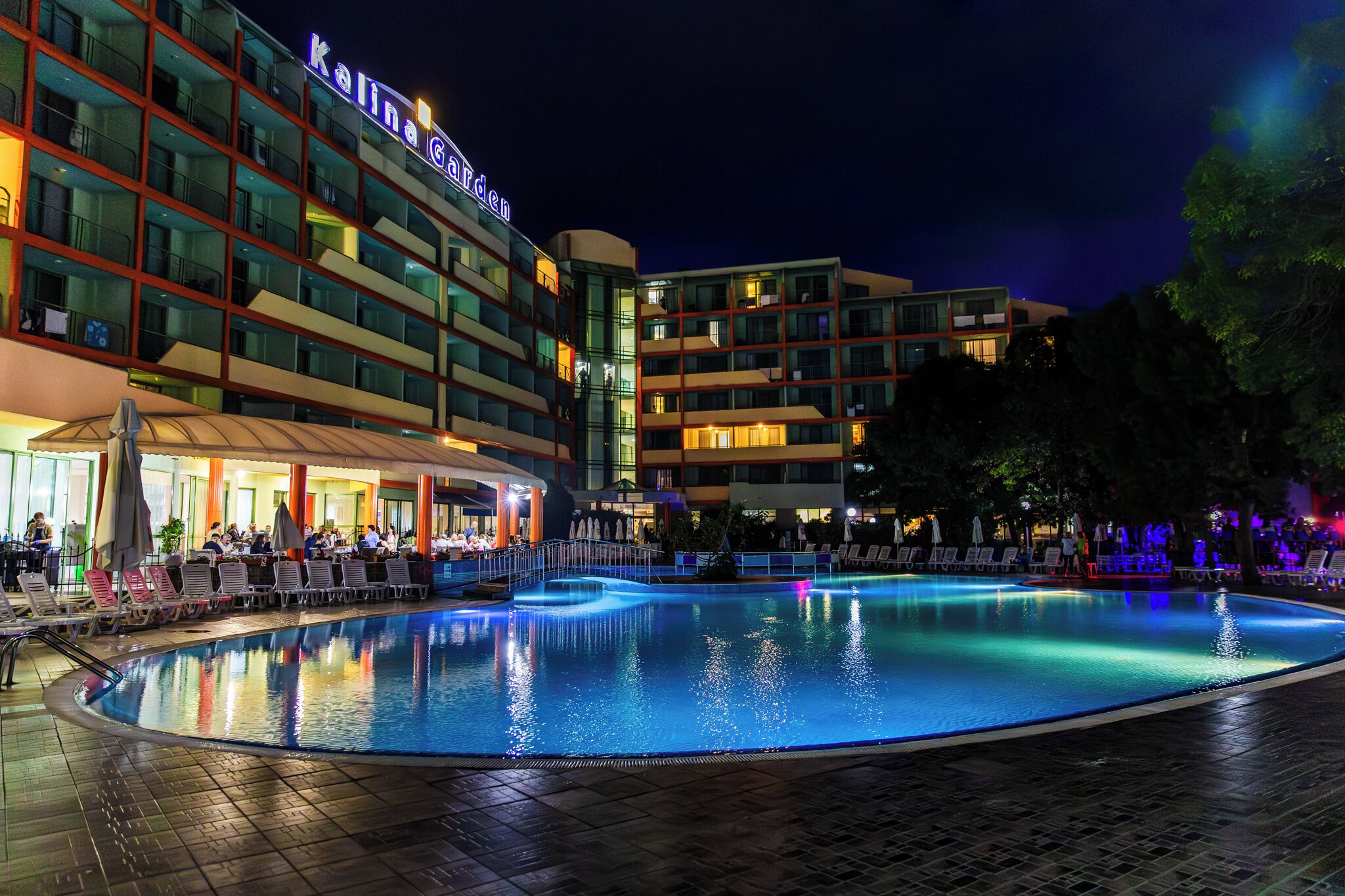 Fachada de la propiedad por la tarde o noche