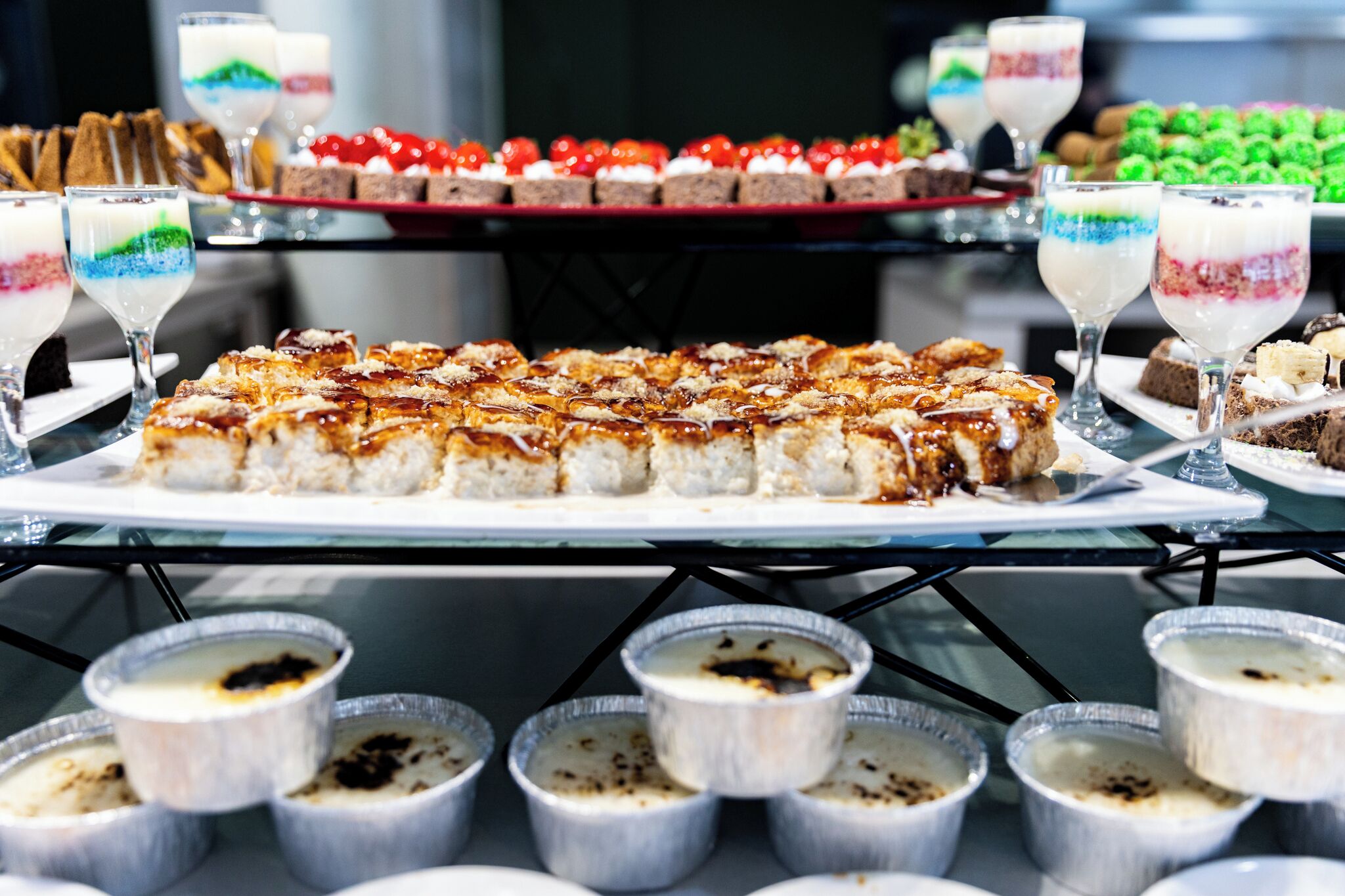 Un bufé con diversos postres y bebidas.
