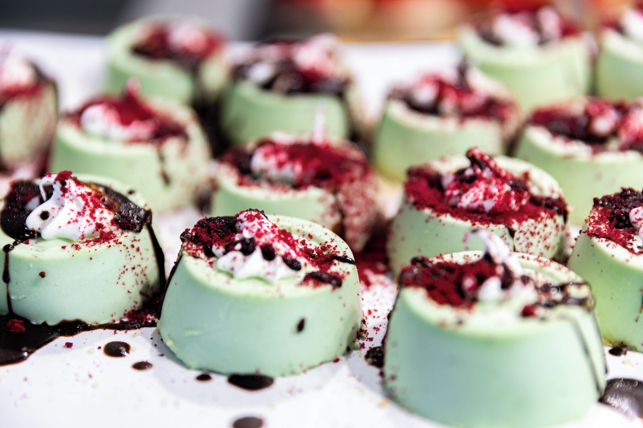 Primer plano de un postre con cobertura verde y roja.