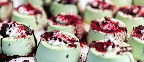 Primer plano de un postre con cobertura verde y roja.