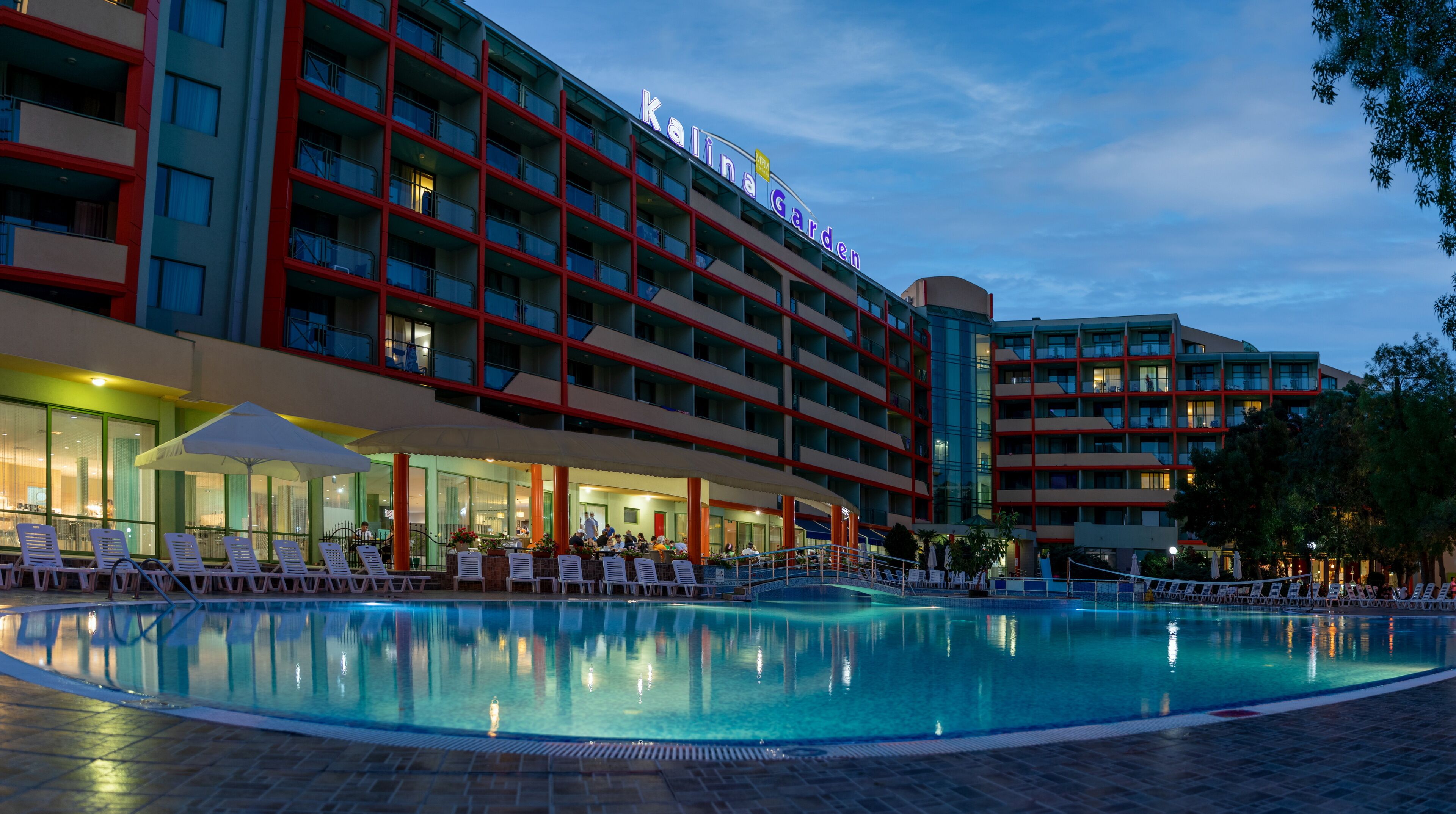 Un hôtel doté d’une piscine, d’un espace extérieur aménagé et de plusieurs balcons.