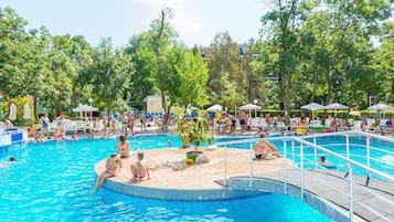 Piscina externa, guarda-sóis, espreguiçadeiras