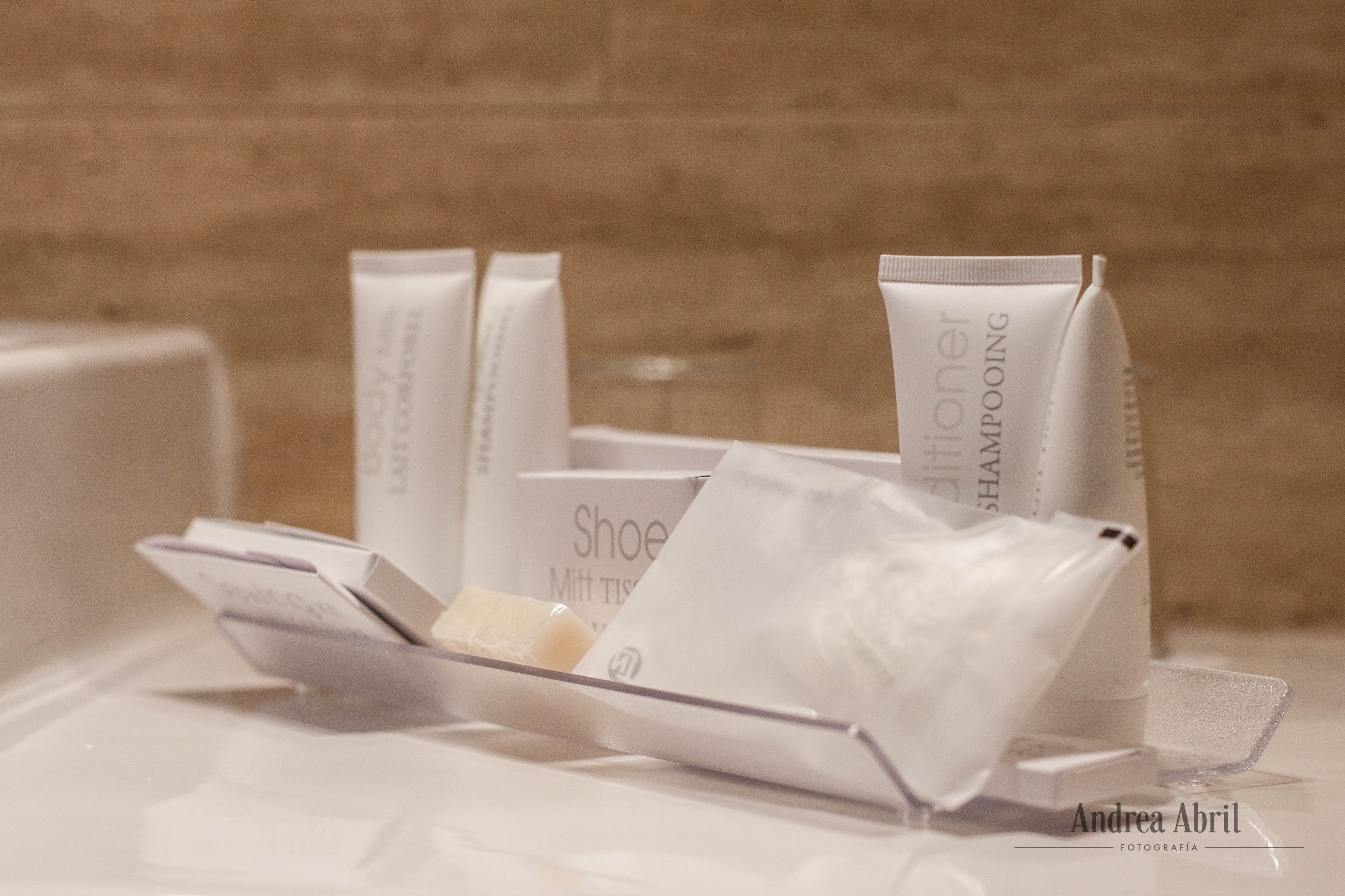 basic double room | bathroom | free toiletries, hair dryer, bidet, towels