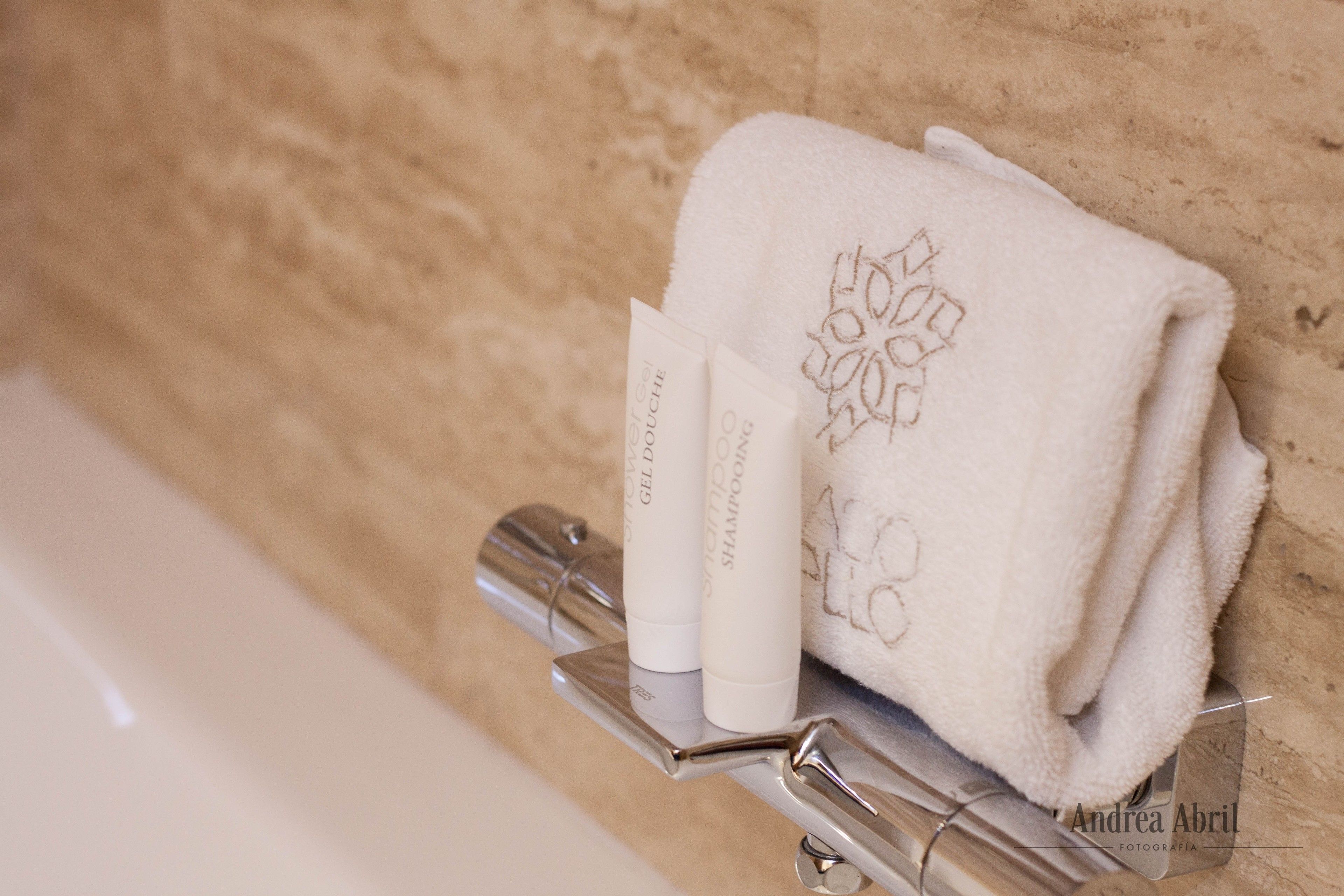 basic double room | bathroom | free toiletries, hair dryer, bidet, towels