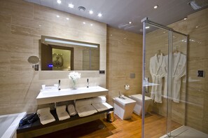 Free toiletries, hair dryer, bidet, towels - Hotel Boutique Palacio Pinello (Seville)