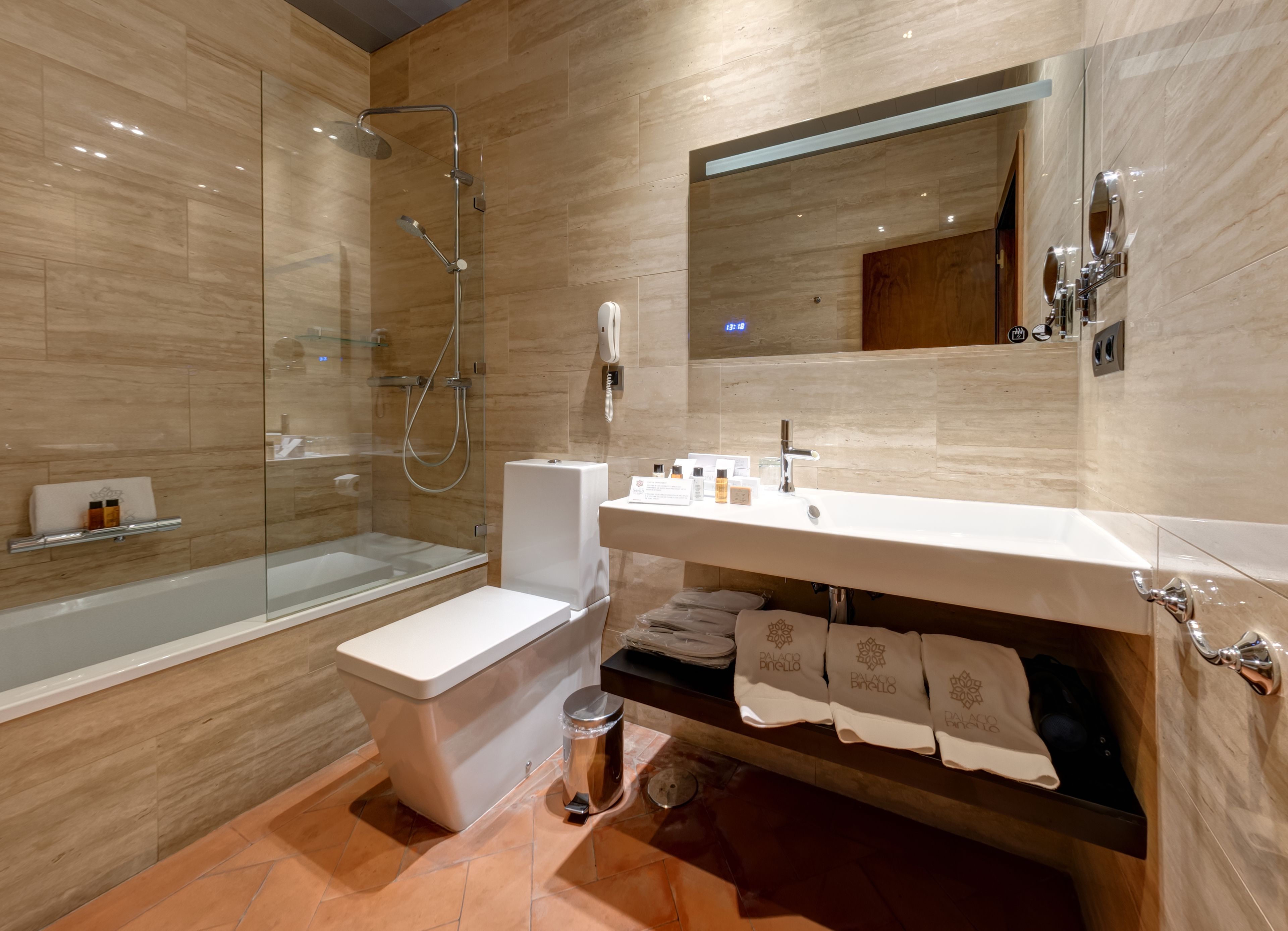 triple room | bathroom | free toiletries, hair dryer, bidet, towels