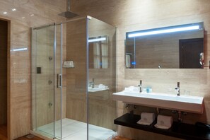 Suite | Bathroom | Free toiletries, hair dryer, bidet, towels - Hotel Boutique Palacio Pinello (Seville)