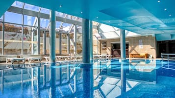 Piscine couverte, chaises longues, maîtres-nageurs sur place
