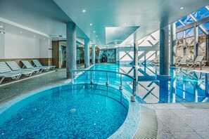 Piscine couverte, chaises longues, maîtres-nageurs sur place