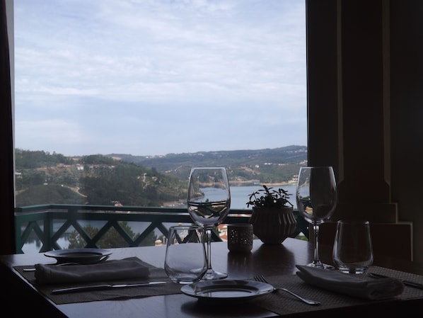 Se sirven desayunos, almuerzos y cenas; cocina regional