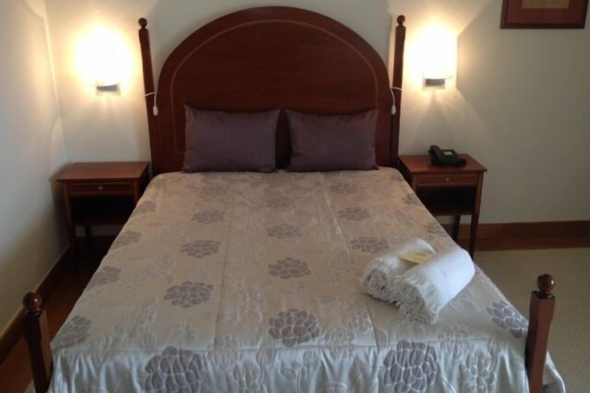 Frigobar, cofres nos quartos, escrivaninha, cortinas blackout