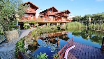 2 outdoor pools, a natural pool, open open 24 hours a day, pool loungers