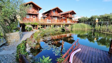 2 piscinas al aire libre, una piscina natural