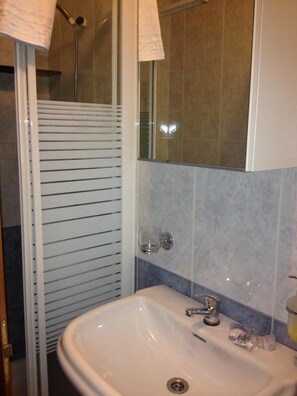 Articles de toilette gratuits, sèche-cheveux, serviettes fournies