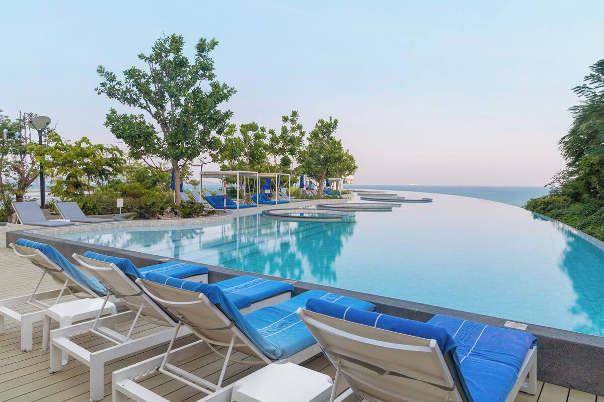 7 outdoor pools, pool umbrellas, pool loungers