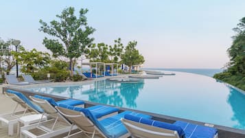 7 outdoor pools, pool umbrellas, sun loungers