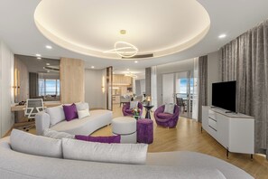 Two Bedroom Regency Suite - Modern Style | Opholdsområde | 43-tommers LCD-tv med kabelkanaler