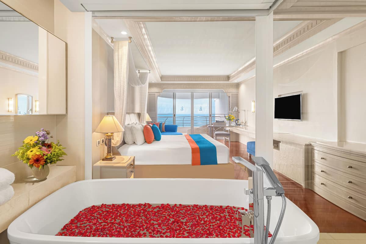 Grand Sea View Plus | Een minibar, een kluis op de kamer, een bureau, verduisterende gordijnen