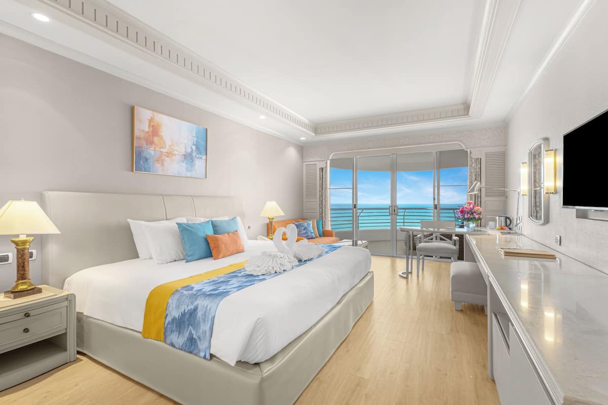 Grand Sea View Plus | Minibar, caja de seguridad en la habitación y escritorio