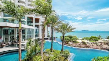 7 ulkouima-allasta, aurinkovarjoja, aurinkotuoleja