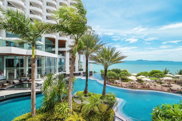 7 outdoor pools, pool umbrellas, pool loungers