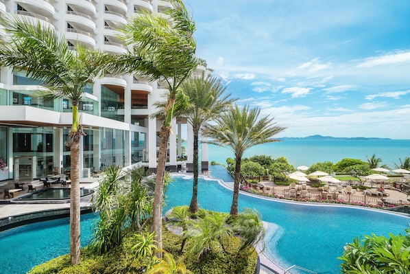 7 outdoor pools, pool umbrellas, sun loungers