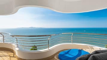 Two Bedrooms Regency Suite | Balkon