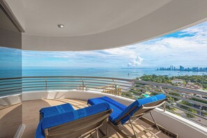 One Bedroom Regency Suite - Modern Style | Balkong