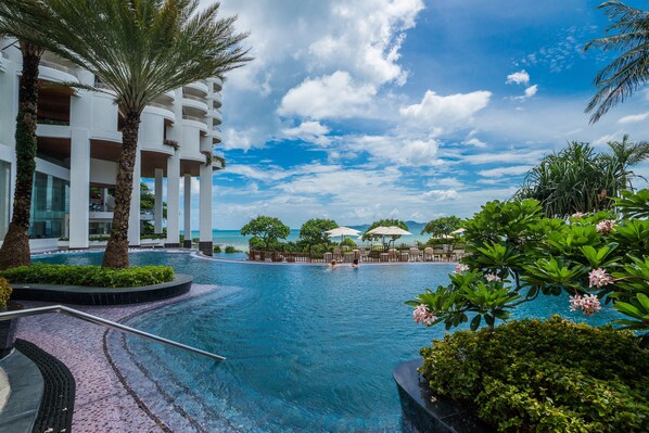 7 piscinas al aire libre, sombrillas, sillones reclinables de piscina