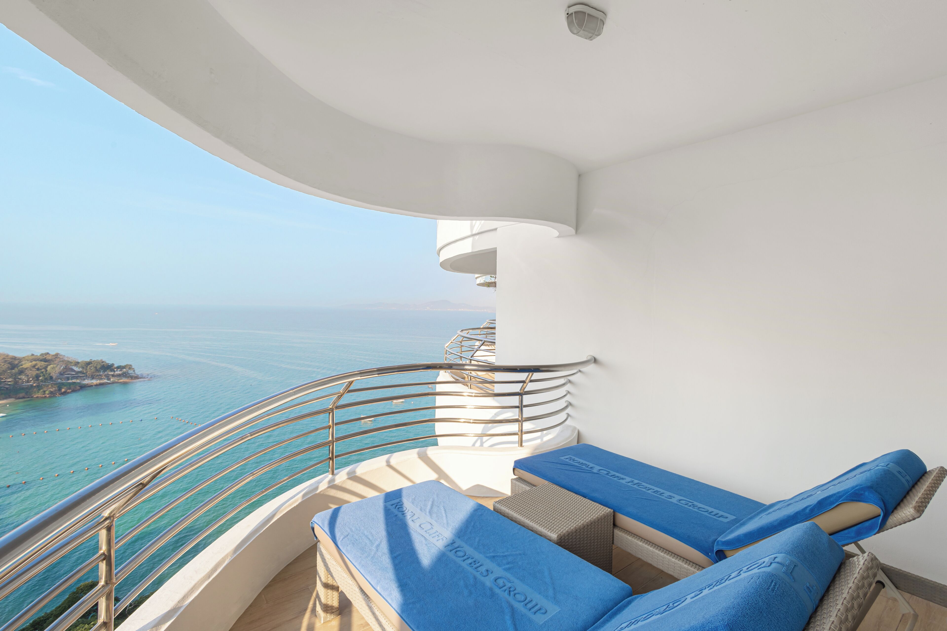 one bedroom junior suite | terrace/patio