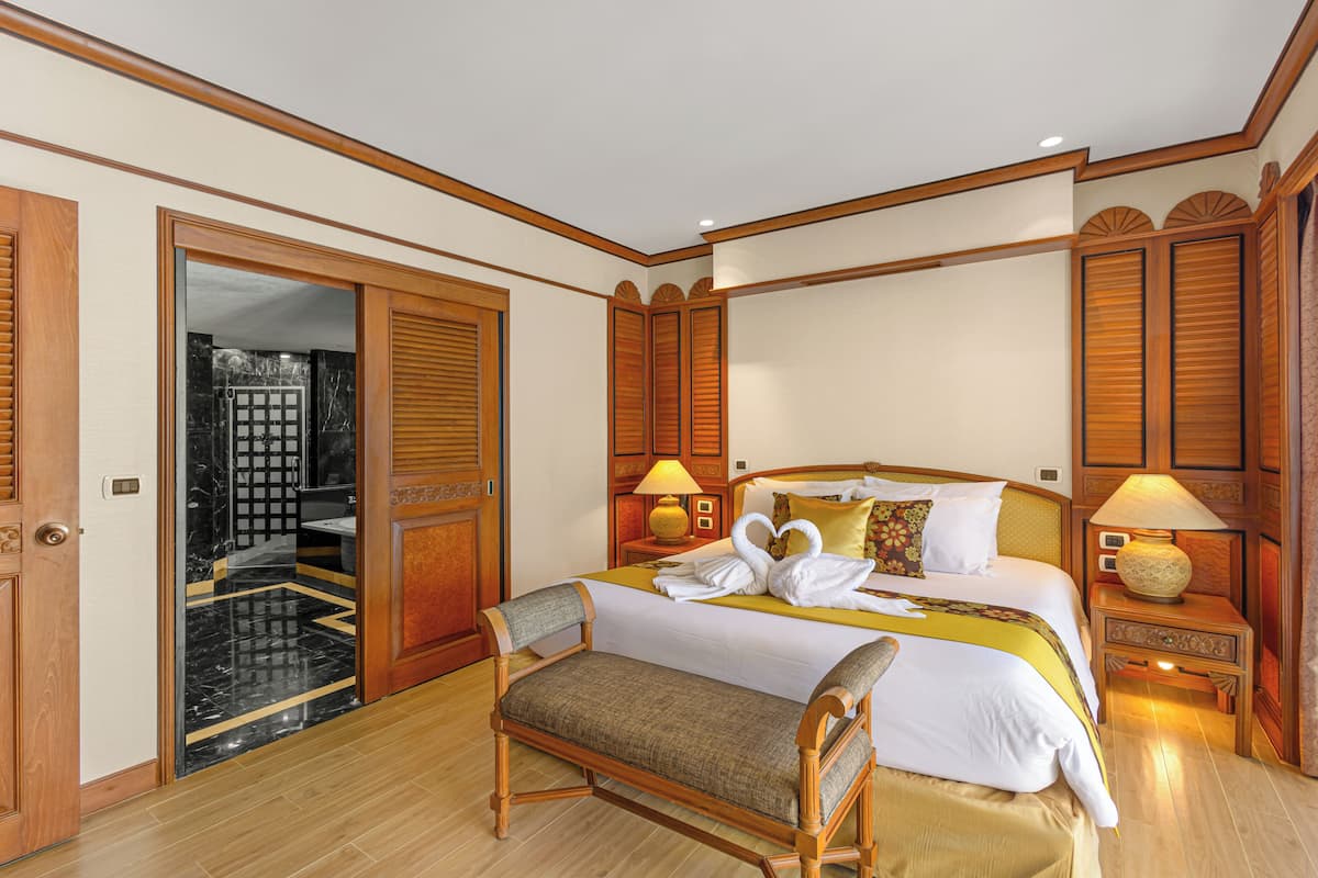 Two Bedrooms Royal Suite | Een minibar, een kluis op de kamer, een bureau, verduisterende gordijnen