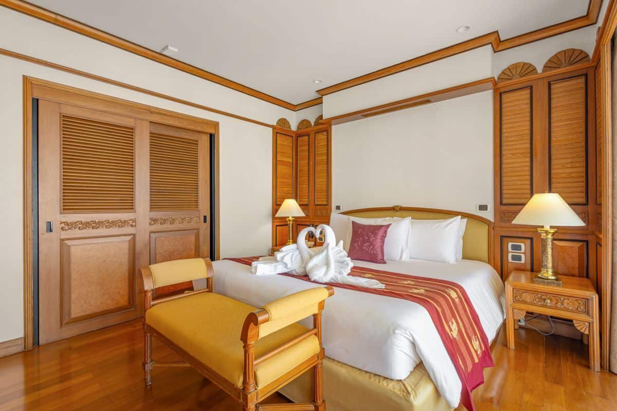 Two Bedrooms Regency Suite | Een minibar, een kluis op de kamer, een bureau, verduisterende gordijnen