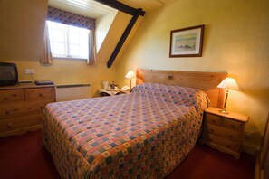 Desk, iron/ironing board, free cots/infant beds, rollaway beds - Lifeboat Inn (Hunstanton)