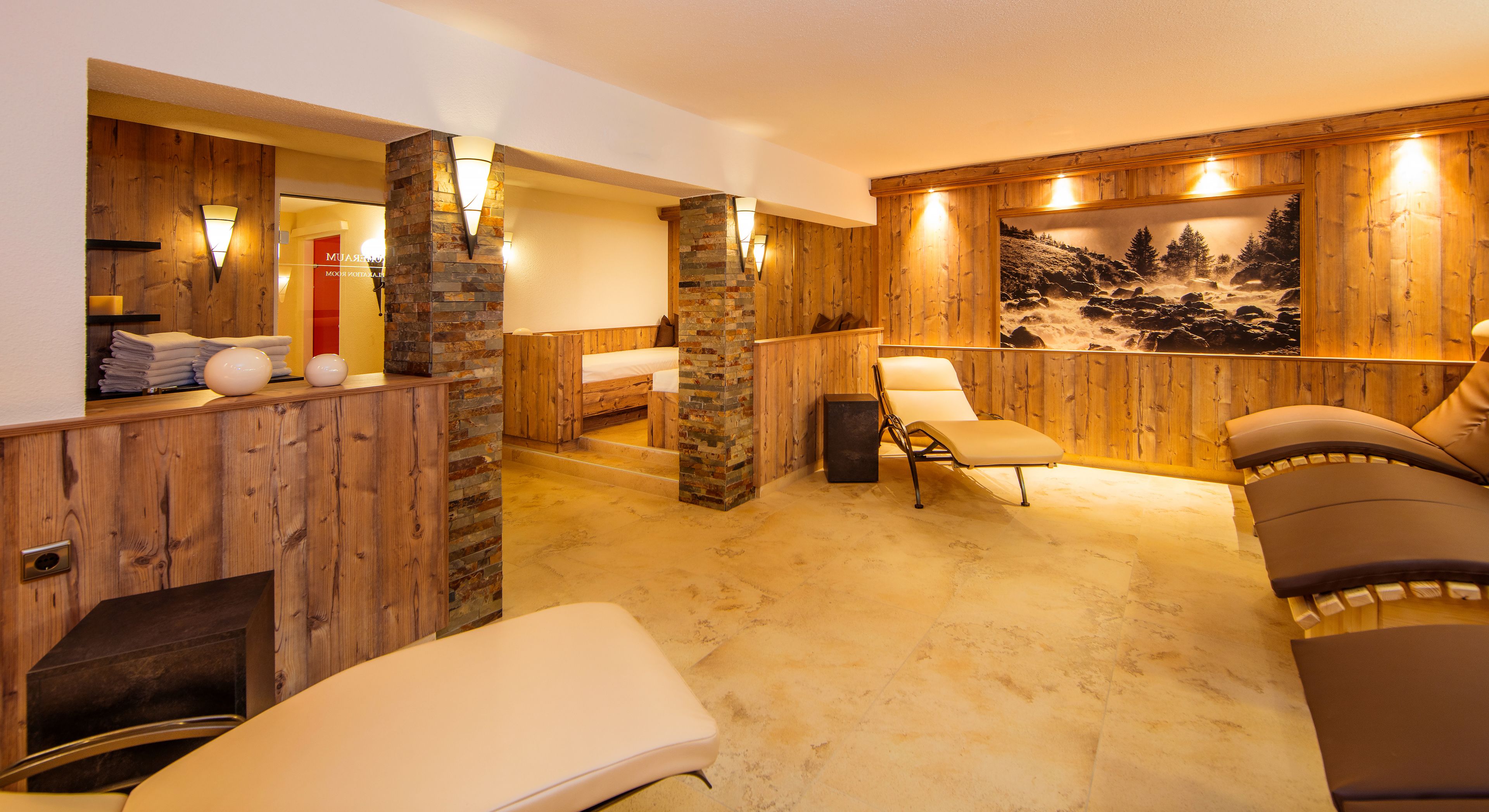 Un espace spa avec des murs en bois, une table de massage et un fauteuil de massage.
