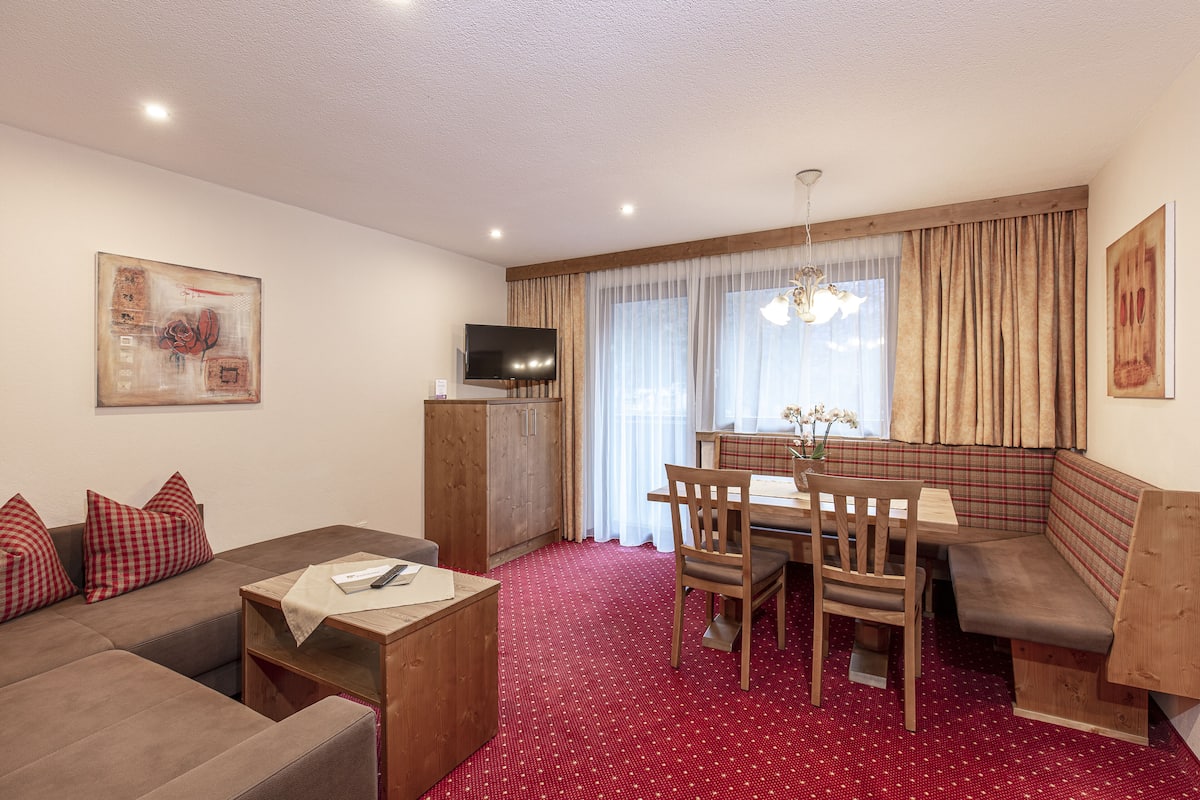 Apartment, 2 Bedrooms, Balcony, Mountain View (Typ B) | Living area | 40-inch flat-screen TV with digital channels, TV, pay movies