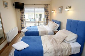 ห้องทริปเปิล | โต๊ะทำงาน, เตารีด/โต๊ะรีดผ้า, Wi-Fi ฟรี, ผ้าปูที่นอน