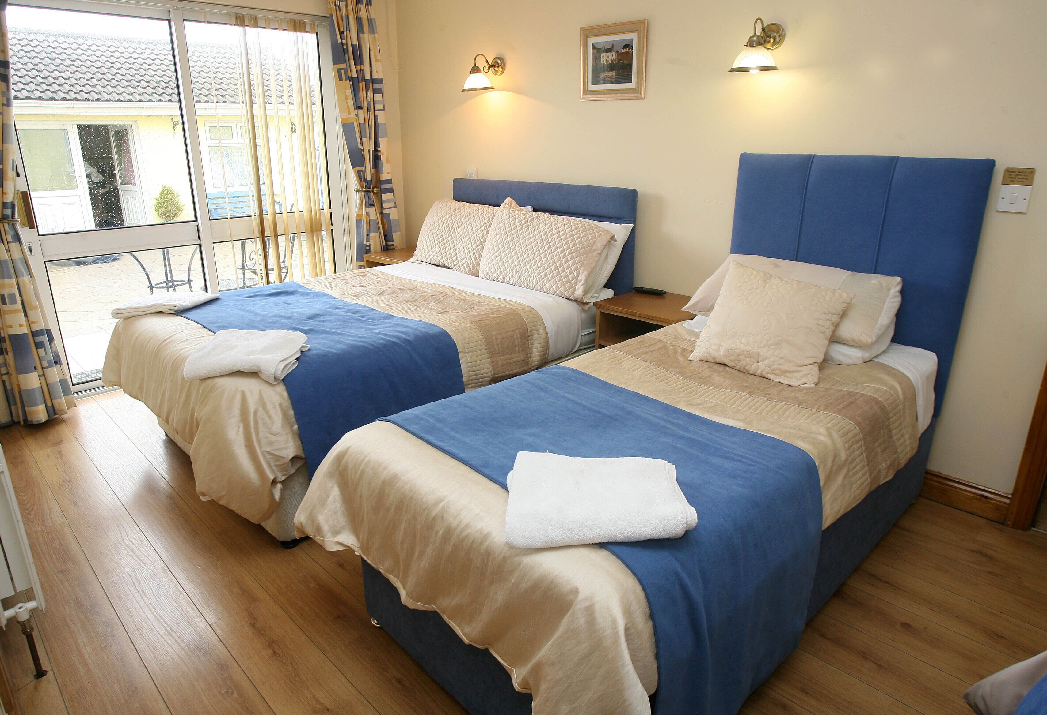 Triple Room | Desk, iron/ironing board, free WiFi, bed sheets