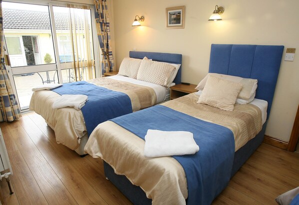 Triple Room | Desk, iron/ironing board, free WiFi, bed sheets