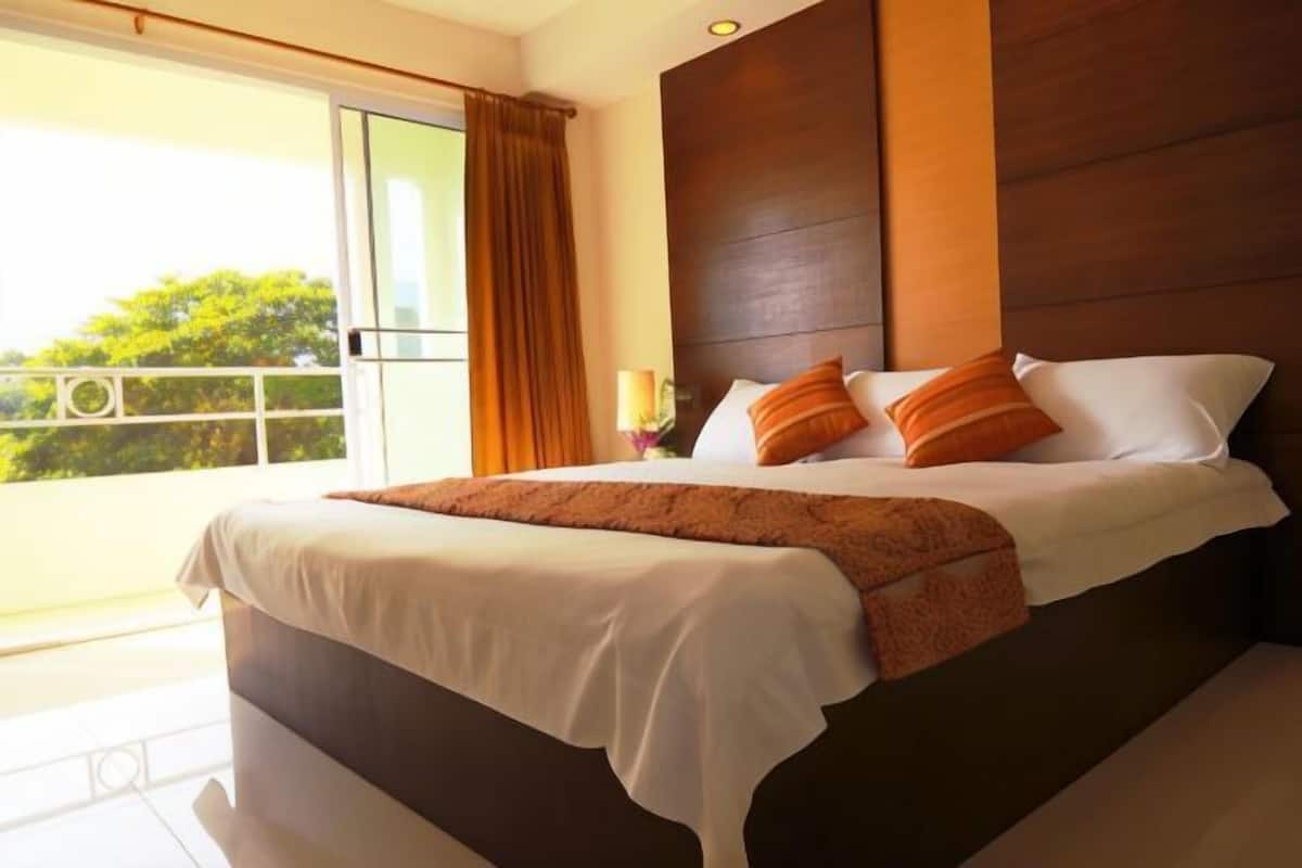 Una scrivania, Wi-Fi (a pagamento)