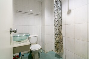 Habitación estándar con 2 camas individuales | Baño | Regadera, bidet, toallas, jabón 