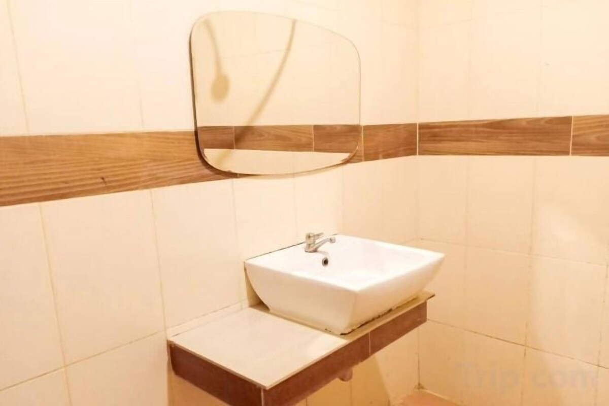 Shower, bidet, towels, soap