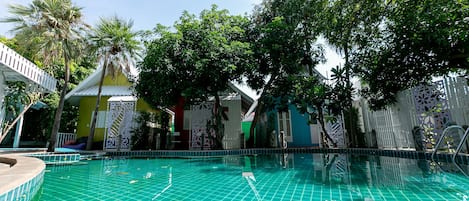 Una piscina al aire libre