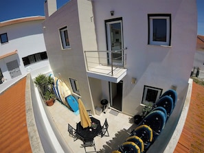 Terrace/patio - Peniche Surf Lodge - Hostel (Peniche)
