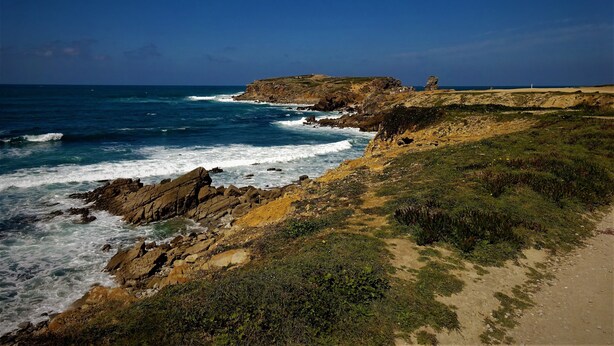 A coastal landscape with rocky cliffs, a sandy beach, and the ocean. - Peniche Surf Lodge - Hostel (Peniche)