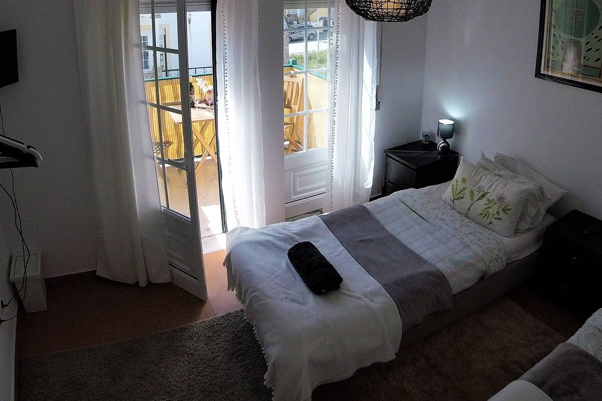 Escritorio, espacio para trabajar con laptop y wifi gratis