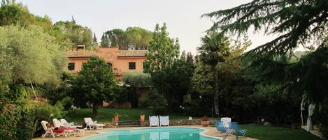 Piscina externa sazonal, guarda-sóis, espreguiçadeiras