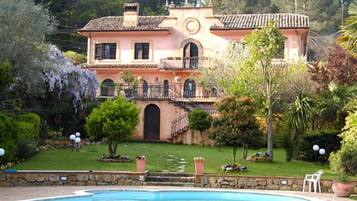 Seasonal outdoor pool, pool umbrellas, sun loungers