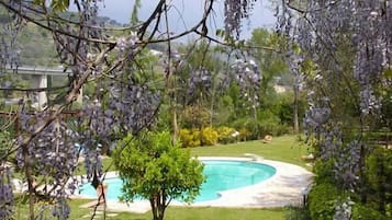 Kolam renang outdoor musiman, dengan payung kolam renang