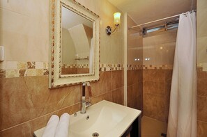 Suite Familiale | Salle de bain | Douche, articles de toilette gratuits, sèche-cheveux